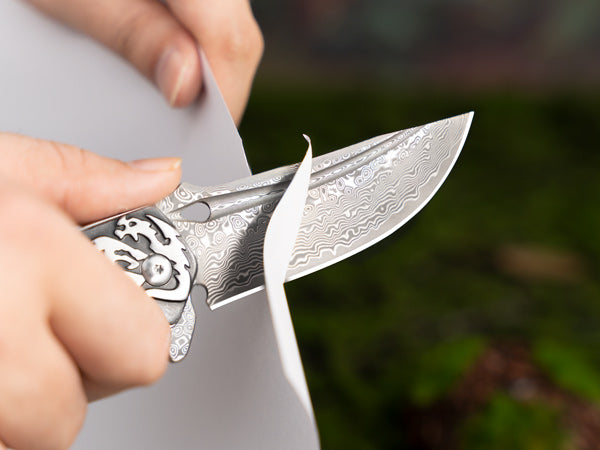 LOTHAR Damast-Taschenmesser für Männer, handgefertigtes geschmiedetes VG10-Damast-Klappmesser mit Clip und Retro-Lederscheide, Männergeschenke für Geburtstag, Jubiläen, Weihnachtsgeschenke für Männer