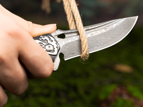 LOTHAR Damast-Taschenmesser für Männer, handgefertigtes geschmiedetes VG10-Damast-Klappmesser mit Clip und Retro-Lederscheide, Männergeschenke für Geburtstag, Jubiläen, Weihnachtsgeschenke für Männer